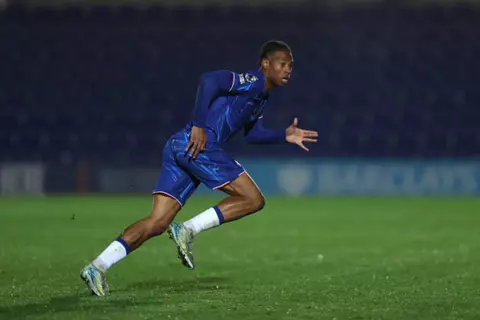 القصة بدأت من تشيلسي.. لاعب يوقع لـ3 أندية في شهر واحد